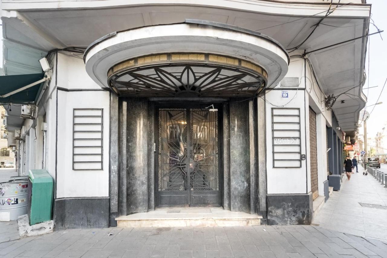Apartment Cismigiu Serenity: 1br Flat With Scenic Balcony