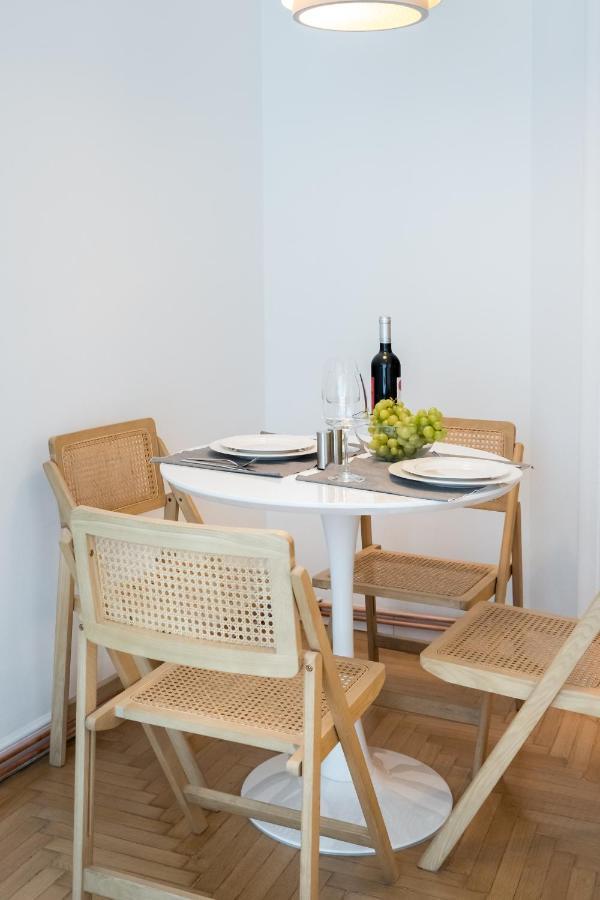 Cismigiu Serenity: 1br Flat With Scenic Balcony