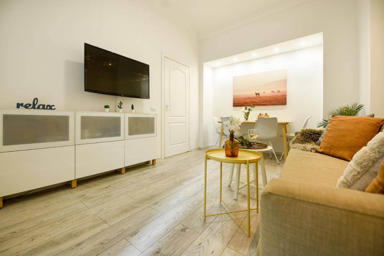 Apartament Ideal - Spacious & Modern Near Unirii Square *
