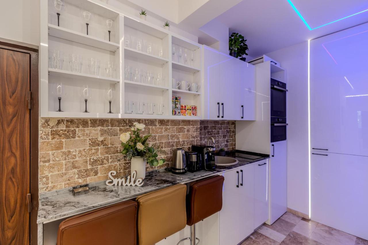 Luxury Living: Smart 2br At Unirii Square Apartamento Bucareste
