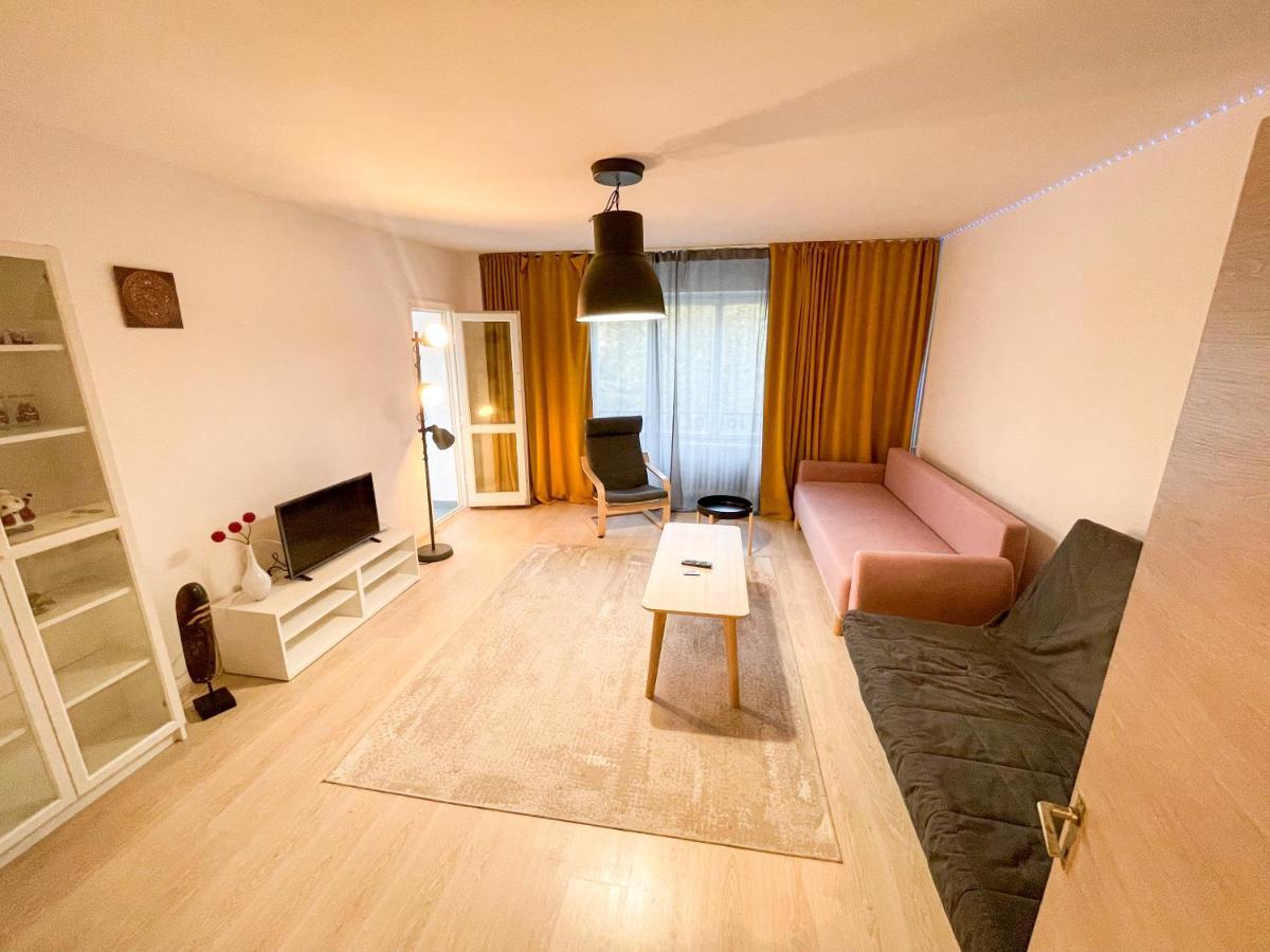 3 Warm In The Center Bucharest