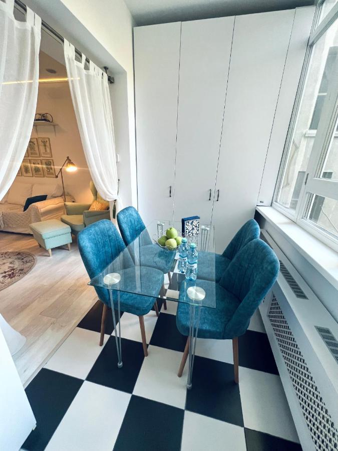 Apartment Center Oasis, Universitate