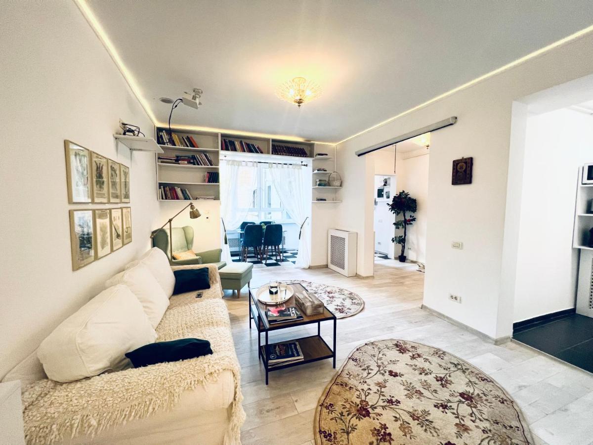Apartment Center Oasis, Universitate