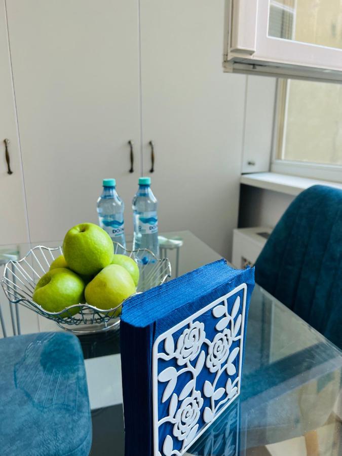 Apartment Center Oasis, Universitate