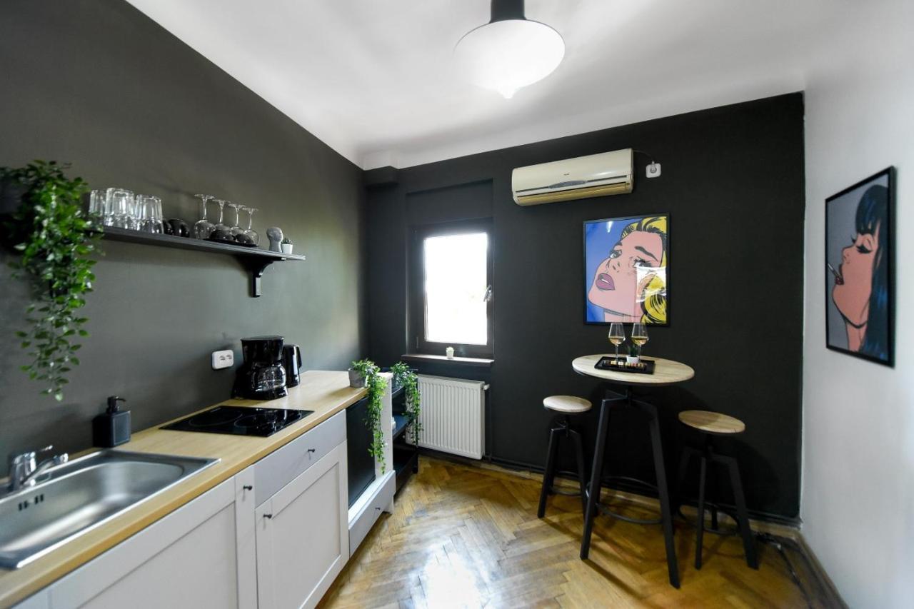 Colorful Chic: Cozy Studio In The Bustling City Center Apartamento Bucareste
