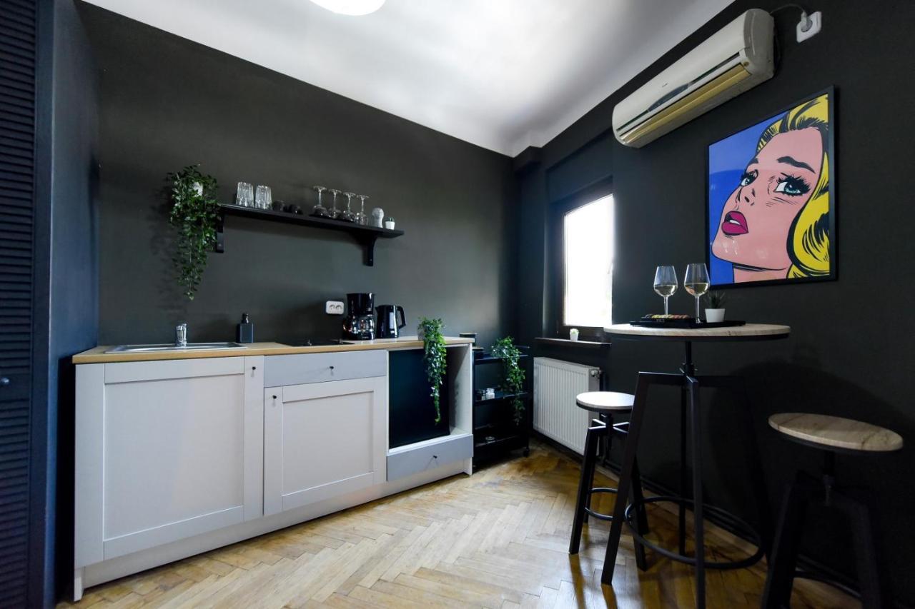 Colorful Chic: Cozy Studio In The Bustling City Center *