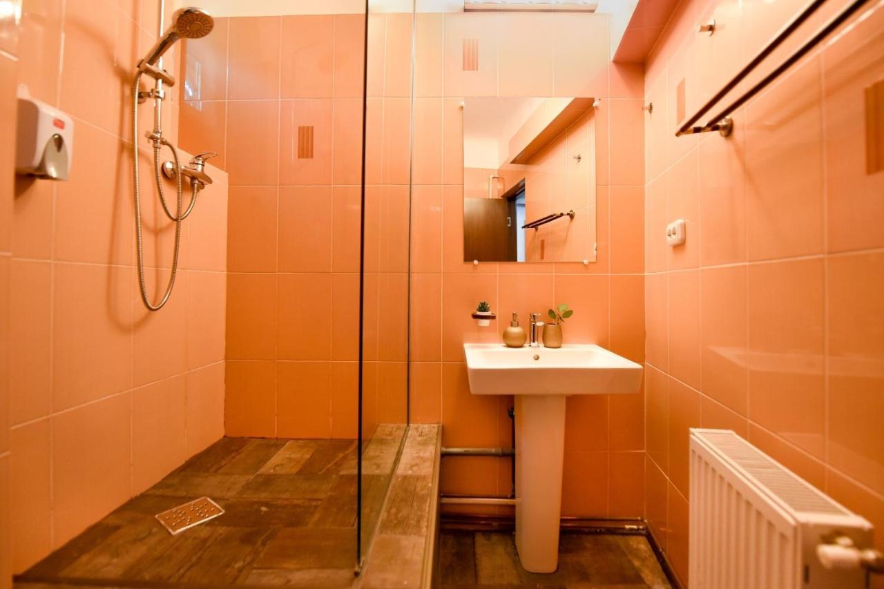 Colorful Chic: Cozy Studio In The Bustling City Center Apartamento Bucareste