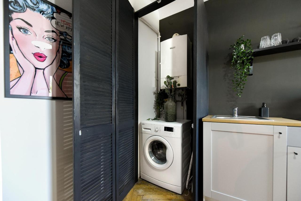 Colorful Chic: Cozy Studio In The Bustling City Center
