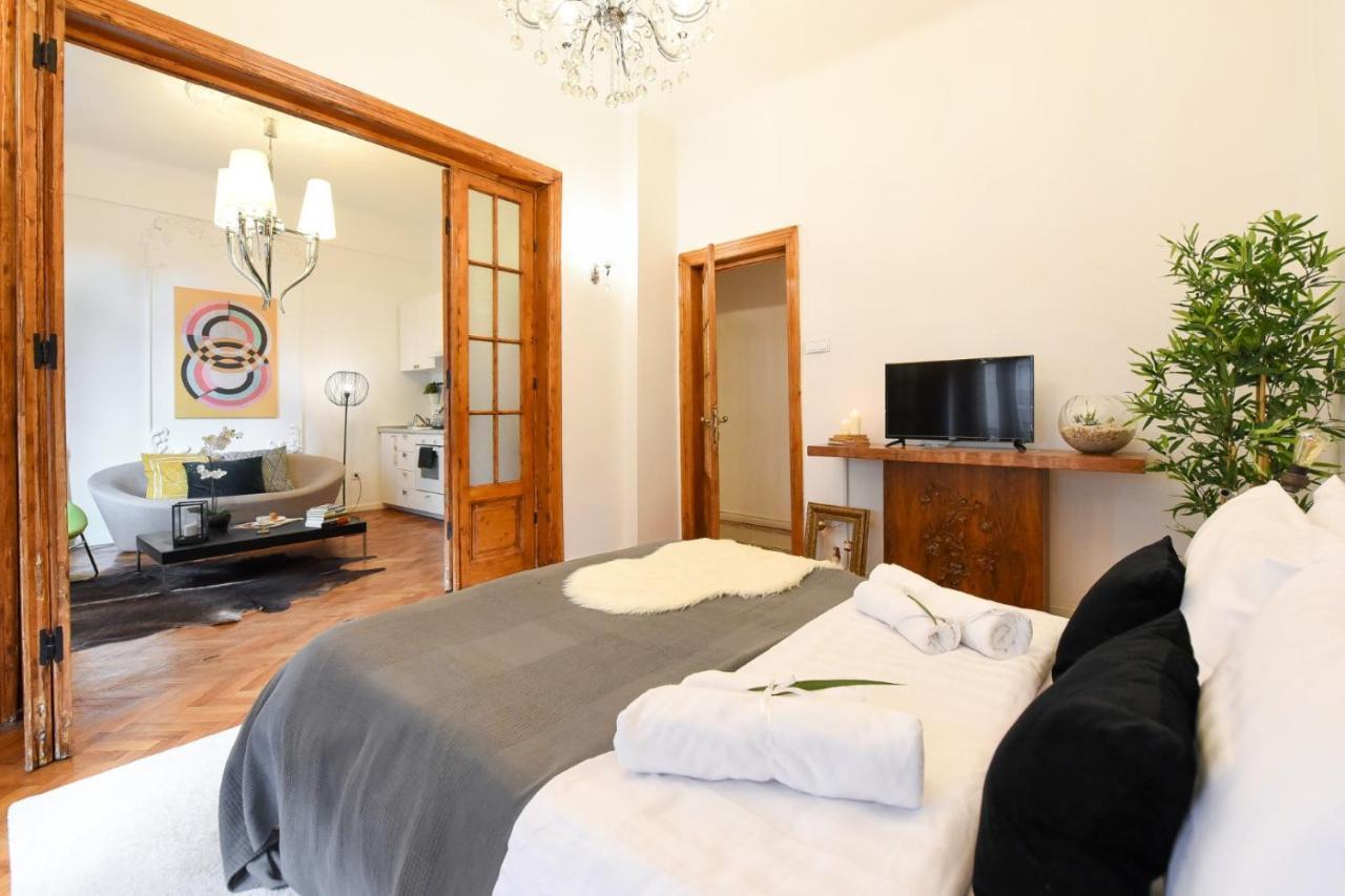 Vintage Elegance, Modern Comfort: 1br Overlooking Calea Victoriei Apartment Bucharest