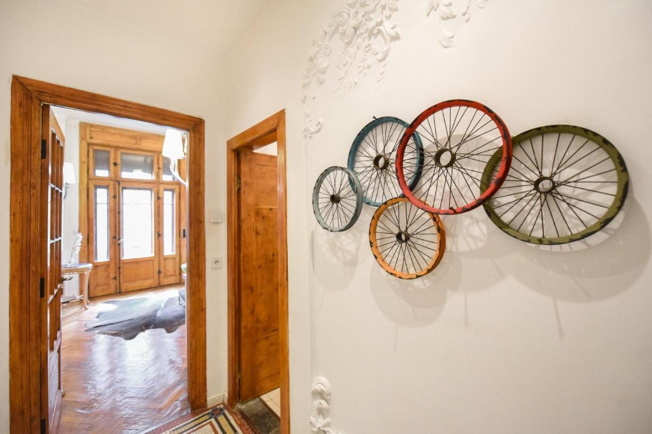 Vintage Elegance, Modern Comfort: 1br Overlooking Calea Victoriei Bucharest