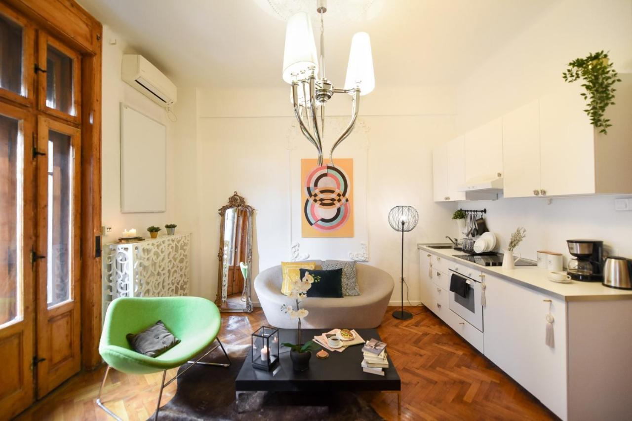 Vintage Elegance, Modern Comfort: 1br Overlooking Calea Victoriei Apartment Bucharest