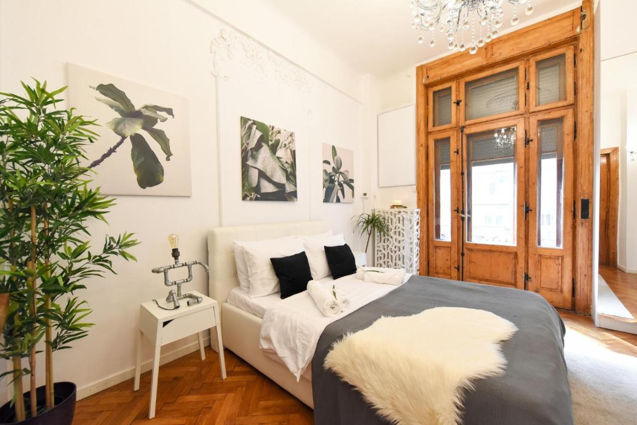Vintage Elegance, Modern Comfort: 1br Overlooking Calea Victoriei * Bucharest