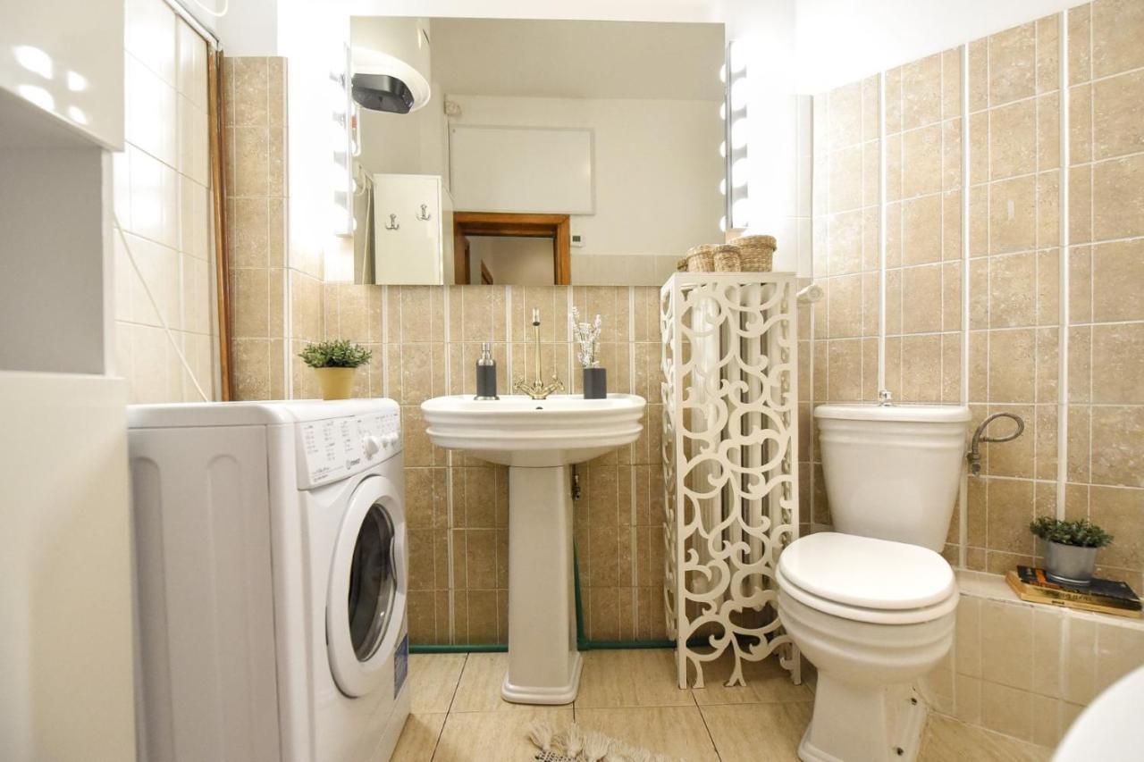 Vintage Elegance, Modern Comfort: 1br Overlooking Calea Victoriei *