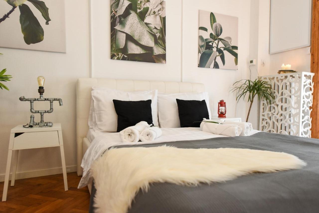Vintage Elegance, Modern Comfort: 1br Overlooking Calea Victoriei * Bucharest
