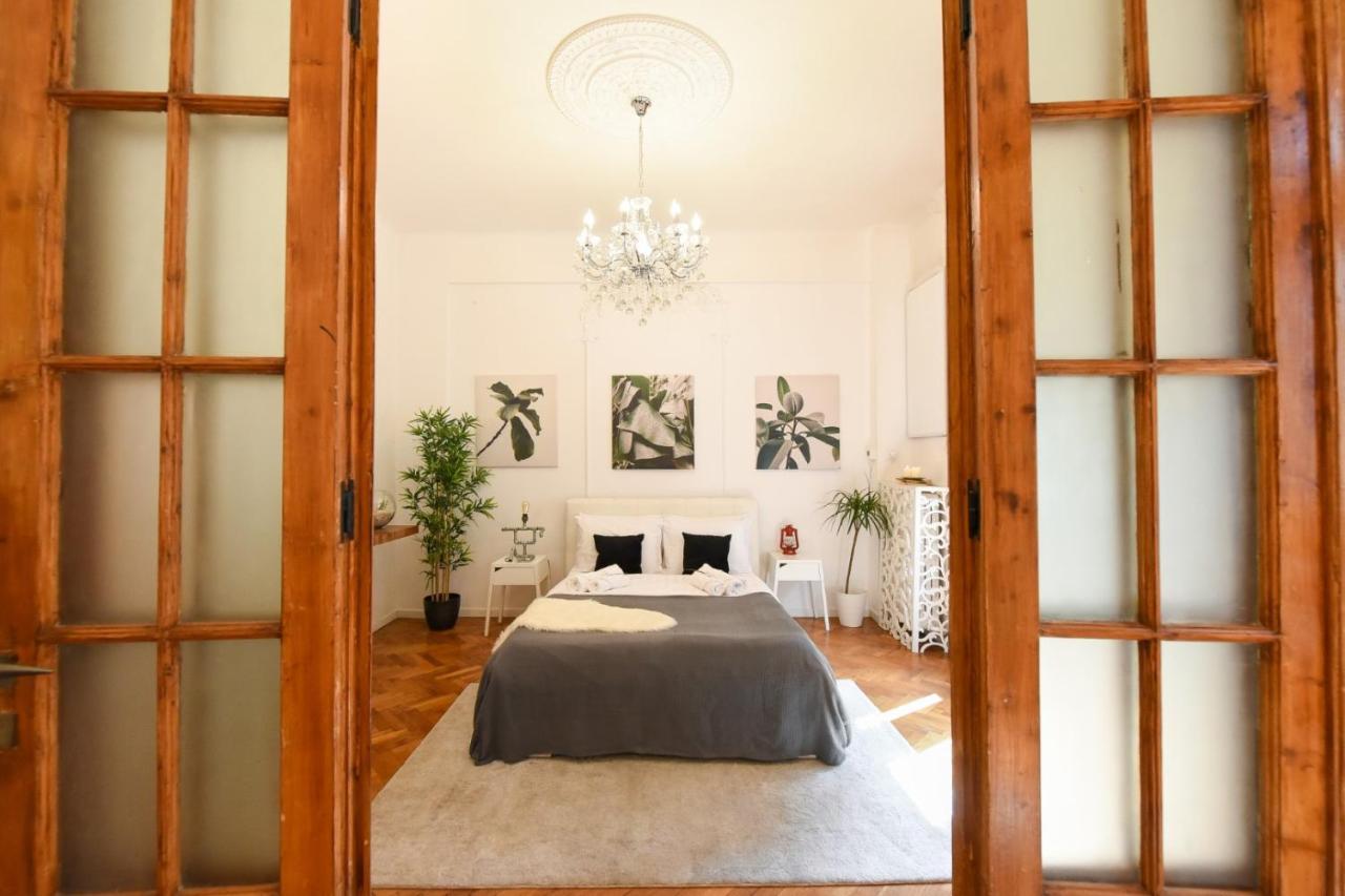 Vintage Elegance, Modern Comfort: 1br Overlooking Calea Victoriei *