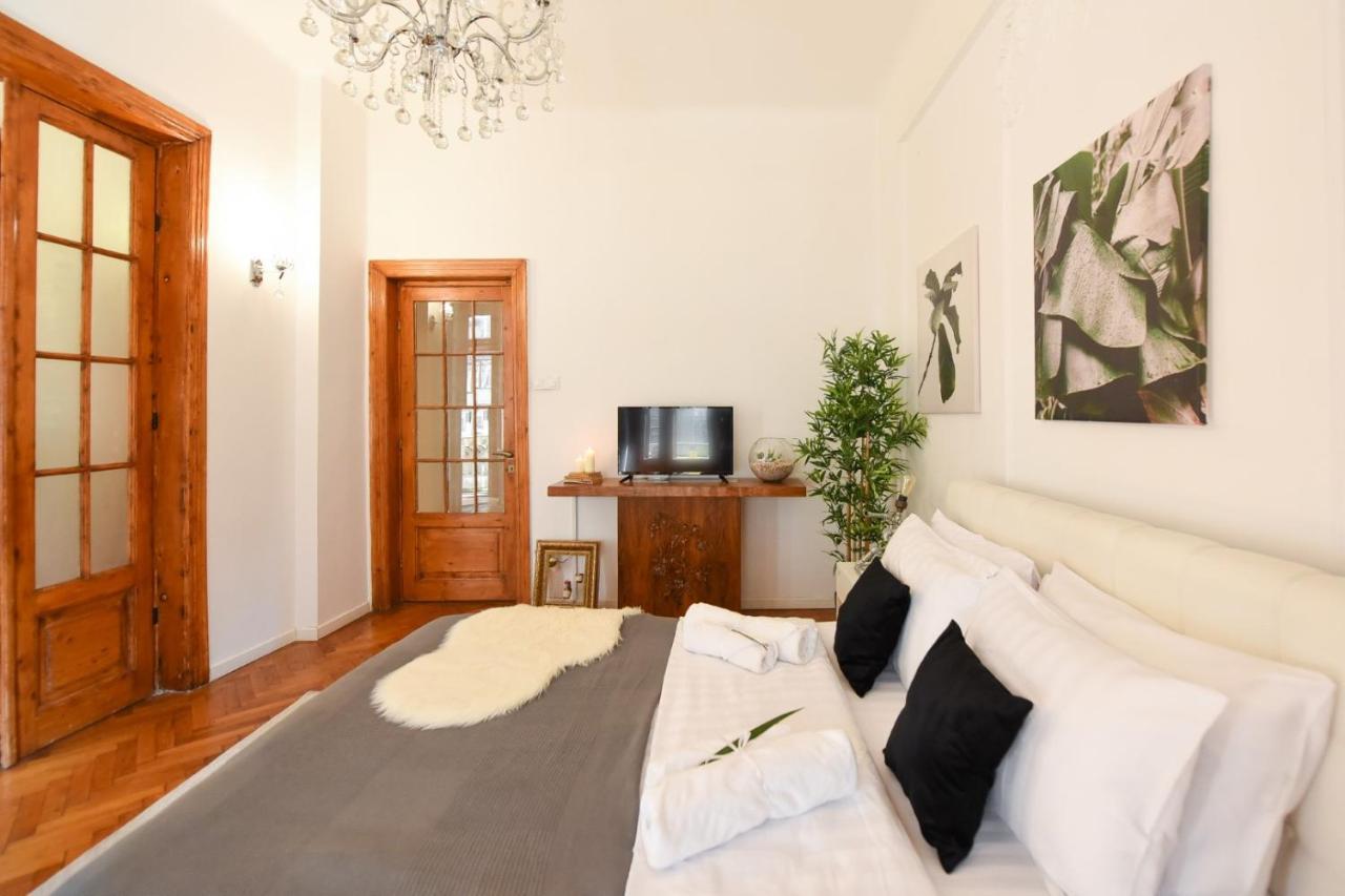Vintage Elegance, Modern Comfort: 1br Overlooking Calea Victoriei Apartment *