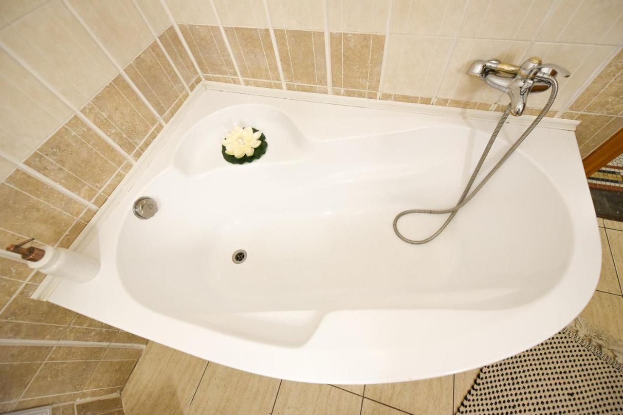 Vintage Elegance, Modern Comfort: 1br Overlooking Calea Victoriei Apartment