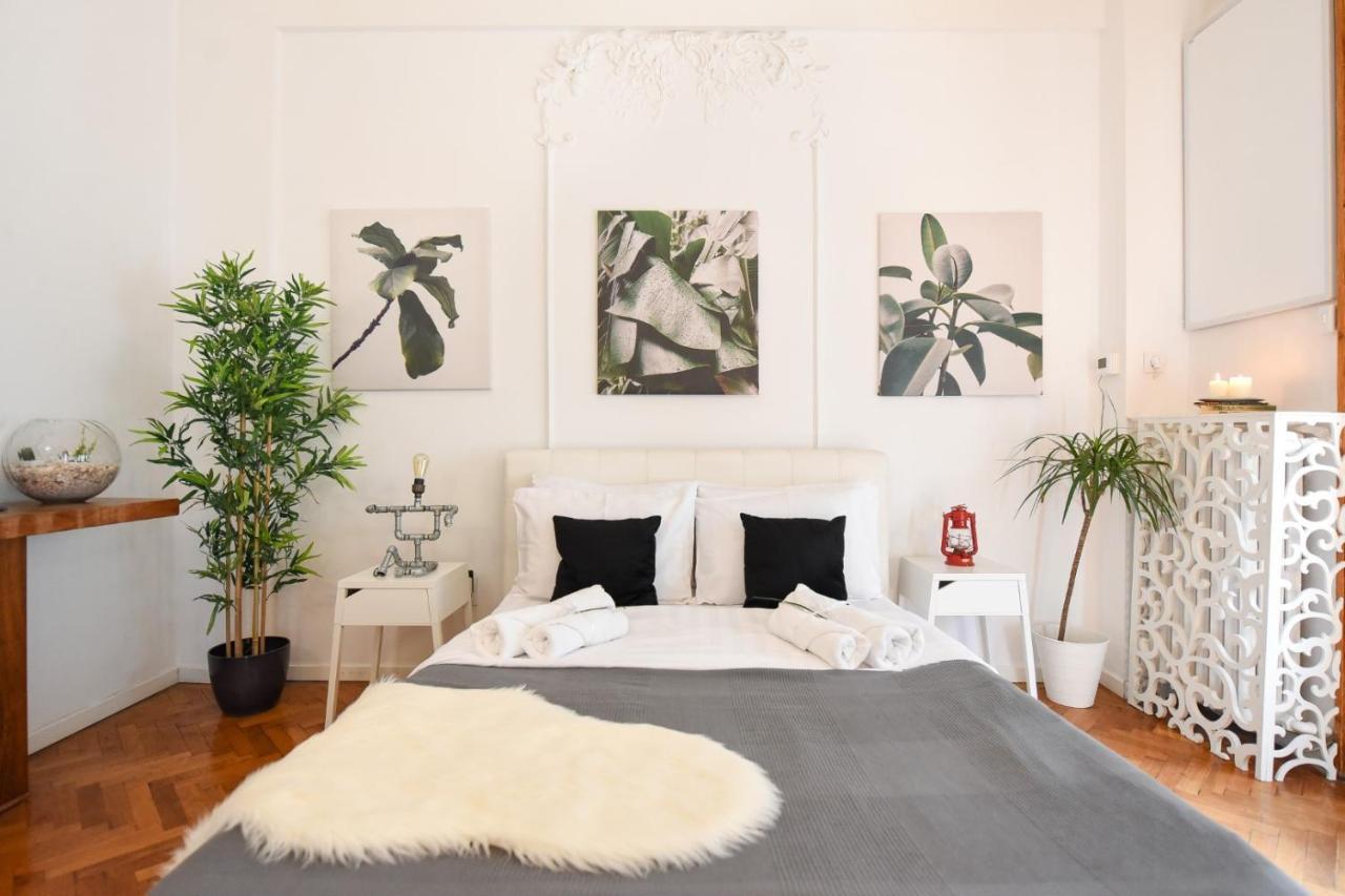 Vintage Elegance, Modern Comfort: 1br Overlooking Calea Victoriei Bucharest