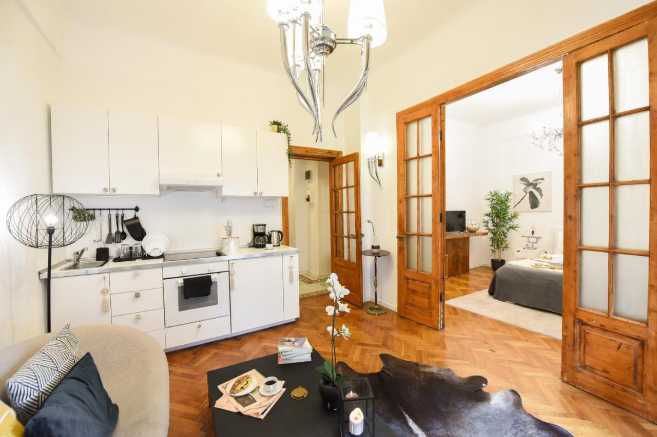 Vintage Elegance, Modern Comfort: 1br Overlooking Calea Victoriei *