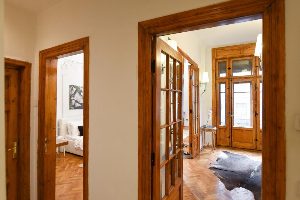 Vintage Elegance, Modern Comfort: 1br Overlooking Calea Victoriei
