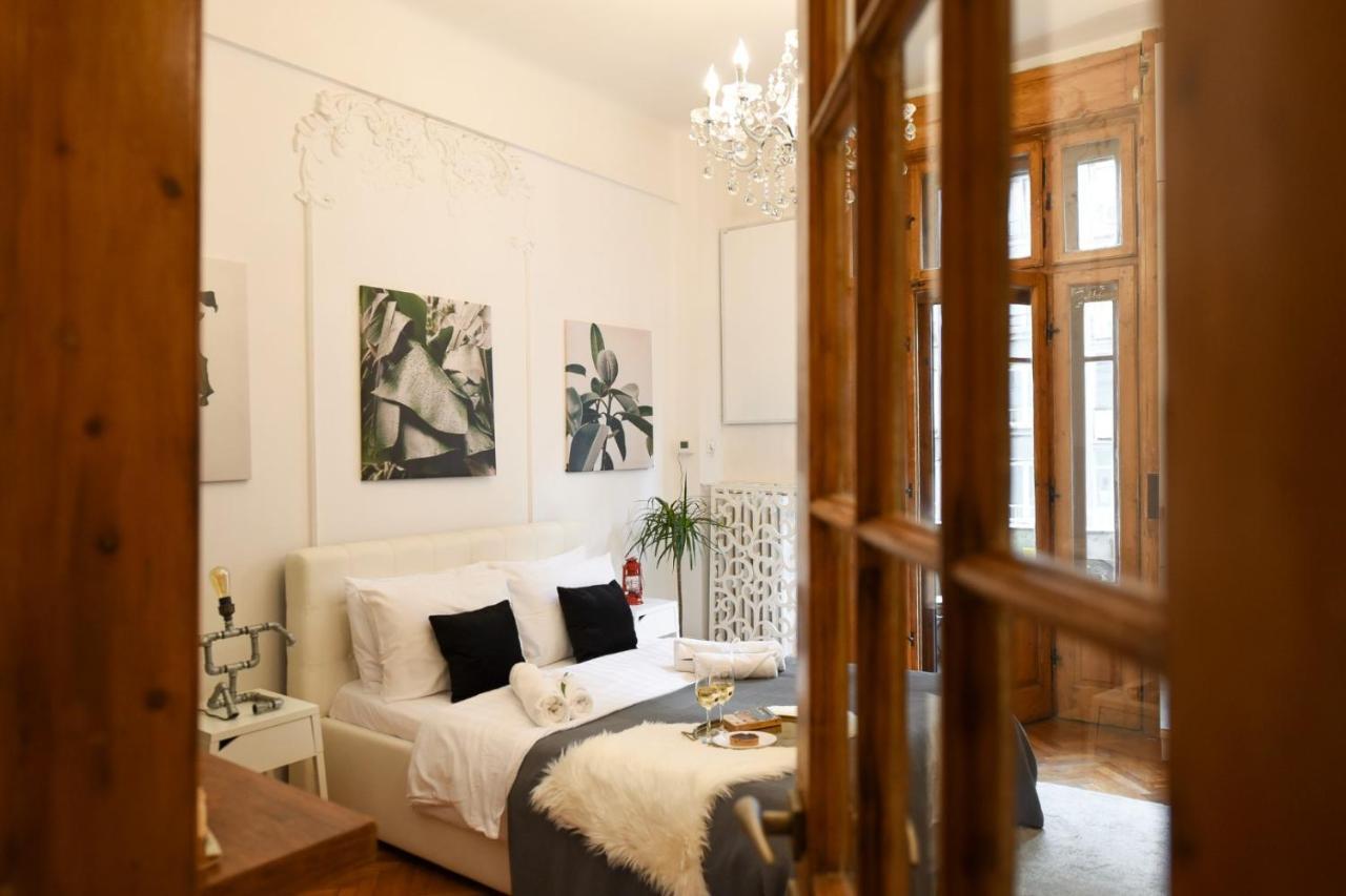 Apartment Vintage Elegance, Modern Comfort: 1br Overlooking Calea Victoriei Bucharest