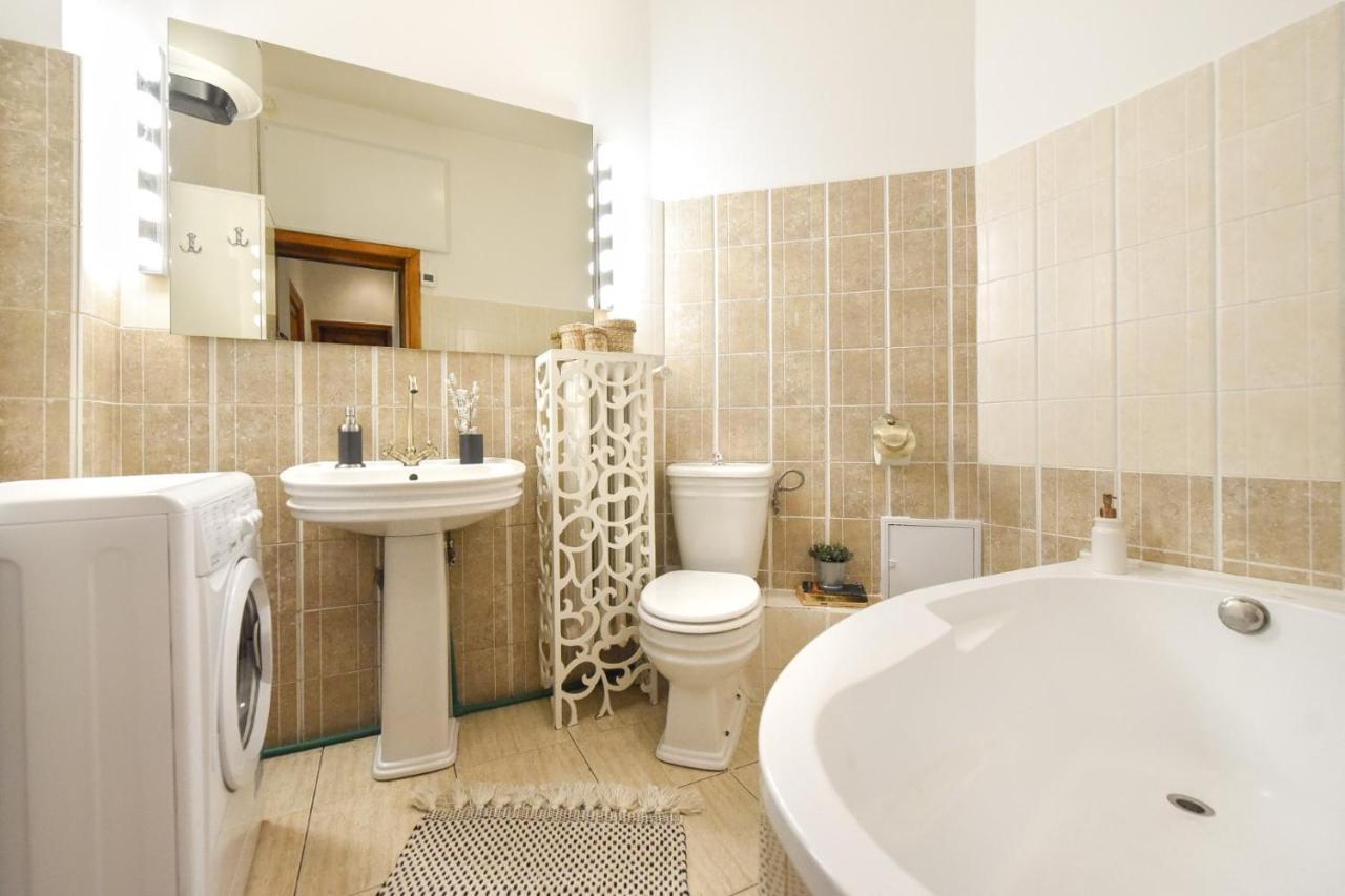 Apartment Vintage Elegance, Modern Comfort: 1br Overlooking Calea Victoriei Bucharest