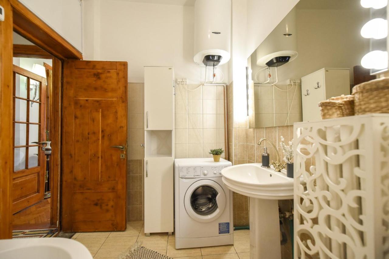 Vintage Elegance, Modern Comfort: 1br Overlooking Calea Victoriei