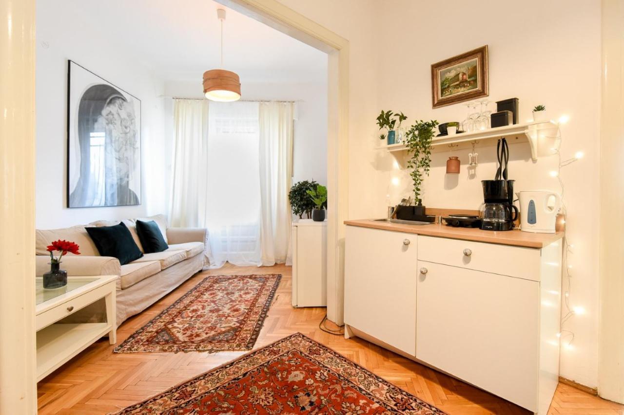 Apartment In Style: 1br With Vintage Touches And Balcony *