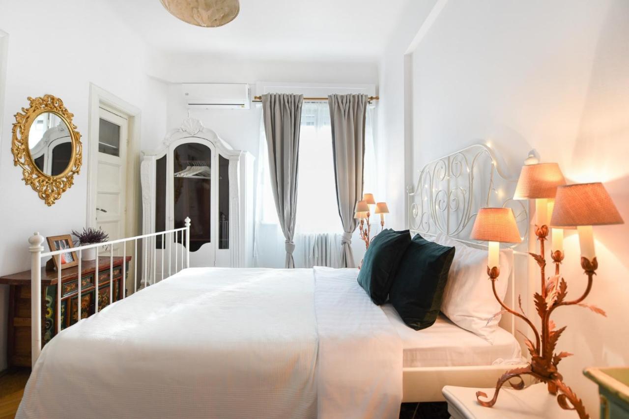 Apartment In Style: 1br With Vintage Touches And Balcony Bucharest