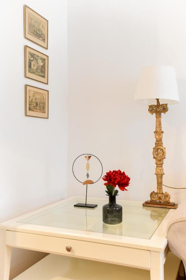 In Style: 1br With Vintage Touches And Balcony
