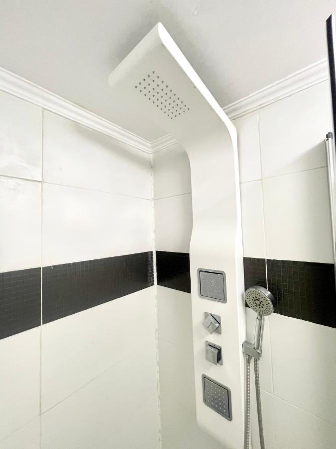 White 2 Apartment *