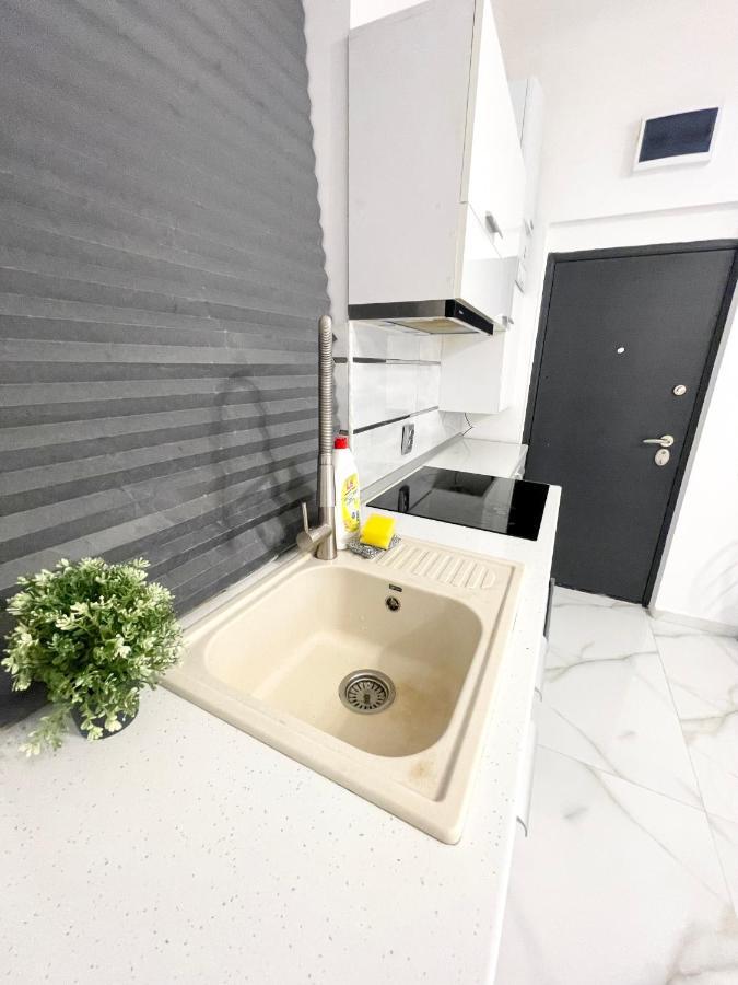 White 2 Apartment *