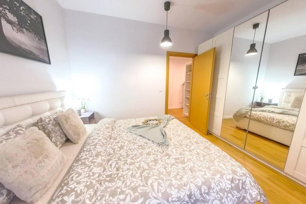 Old Town Spacious Apartment *