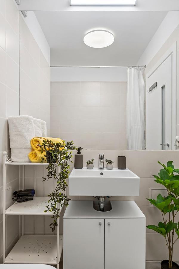 Living In Color - Modern Getaway *
