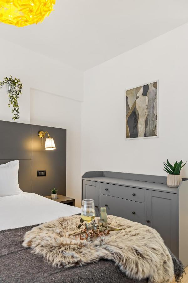 Living In Color - Modern Getaway