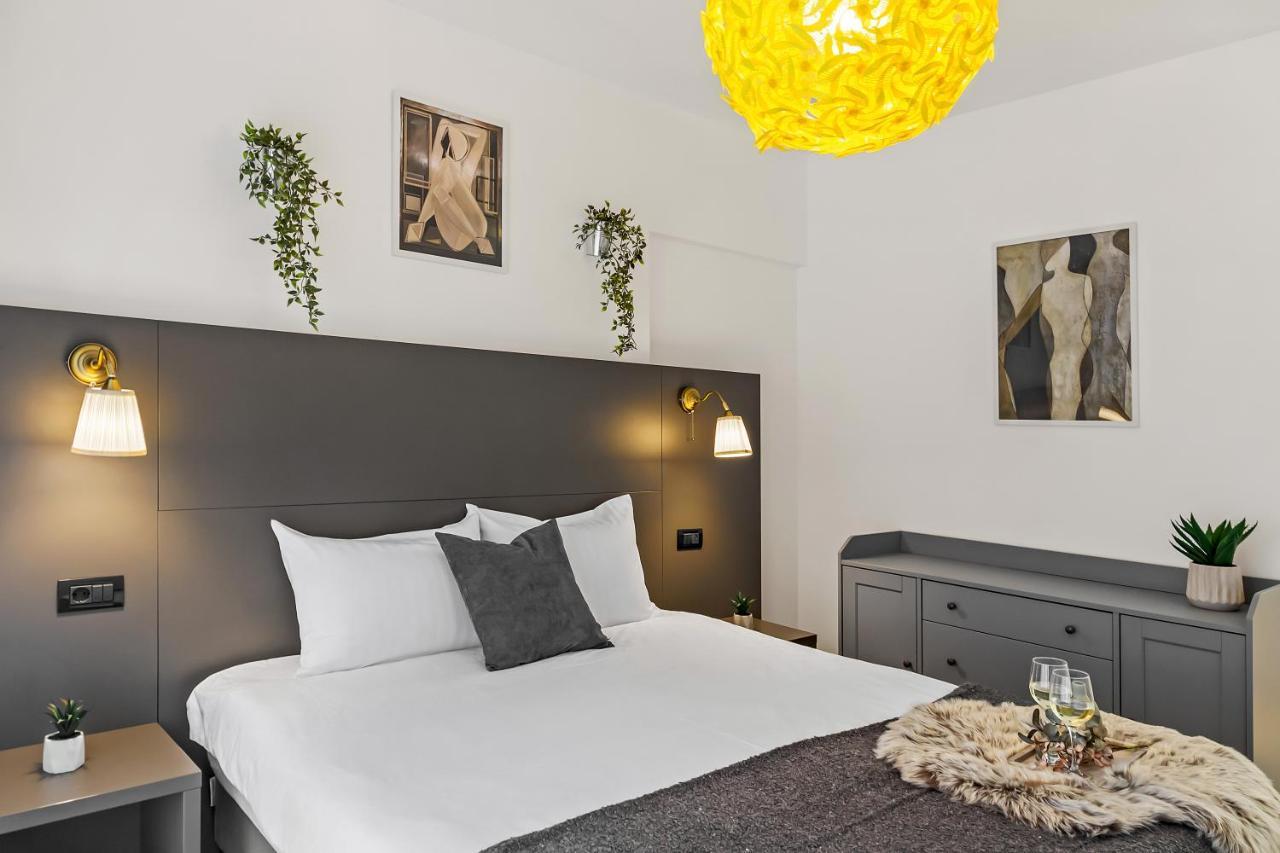 Living In Color - Modern Getaway Bucureşti