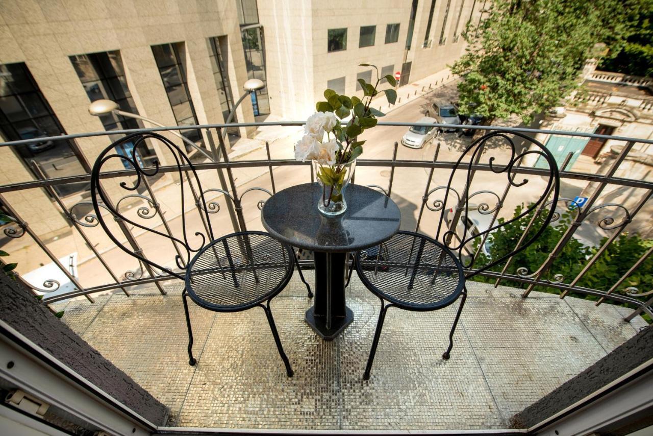 Ultracentral 2br With Balcony & Unique Design