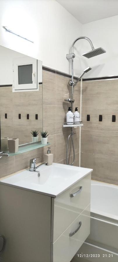 Platinum - Cu 3 Camere, 2 Dormitoare, 2 Bai, Bucatarie Complet Utilata, 2 Balcoane Apartment Bucharest