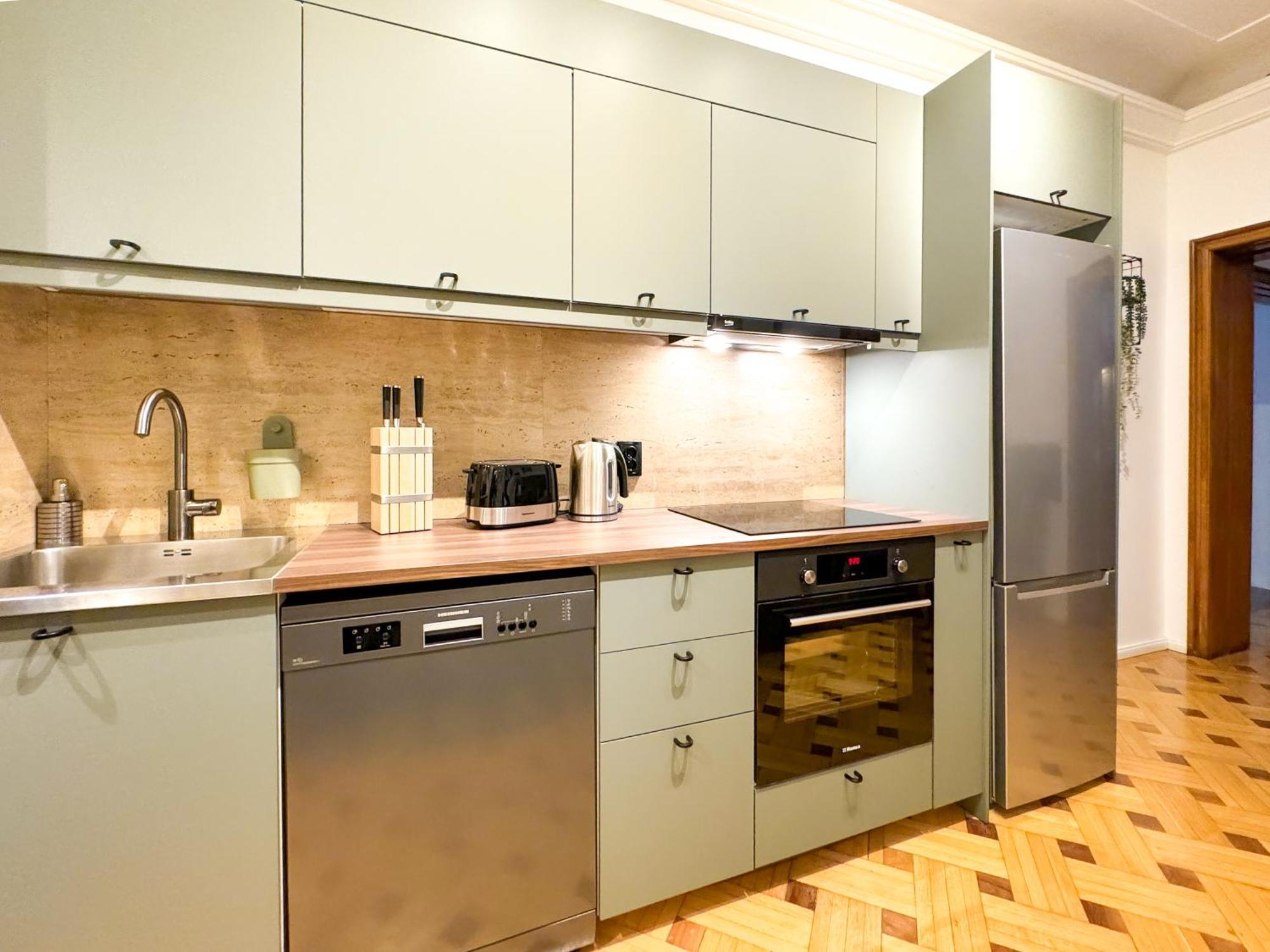 Chic Urbana: 140sqm 5-bedroom Downtown Gem * Bucharest