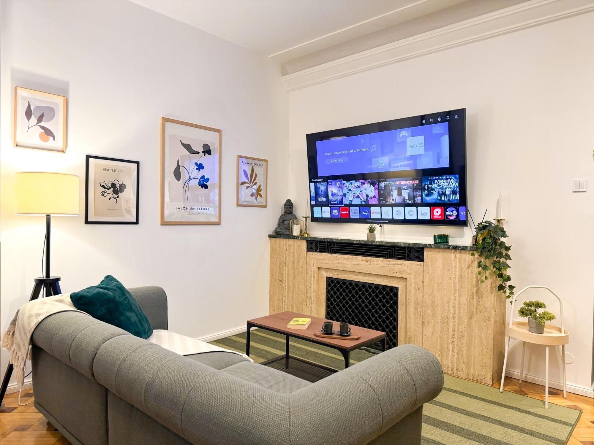 Chic Urbana: 140sqm 5-bedroom Downtown Gem Apartament