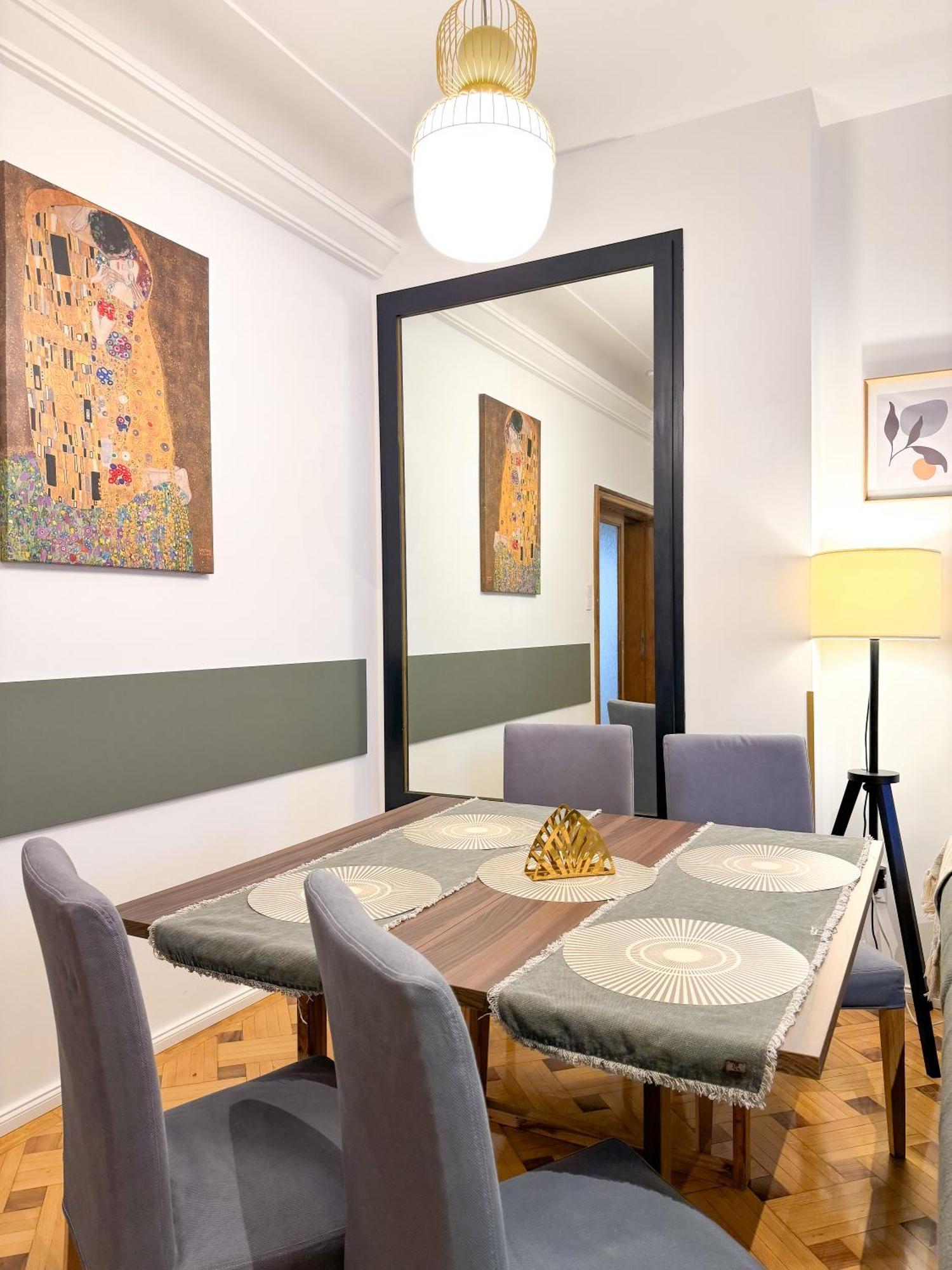 Chic Urbana: 140sqm 5-bedroom Downtown Gem Bucharest