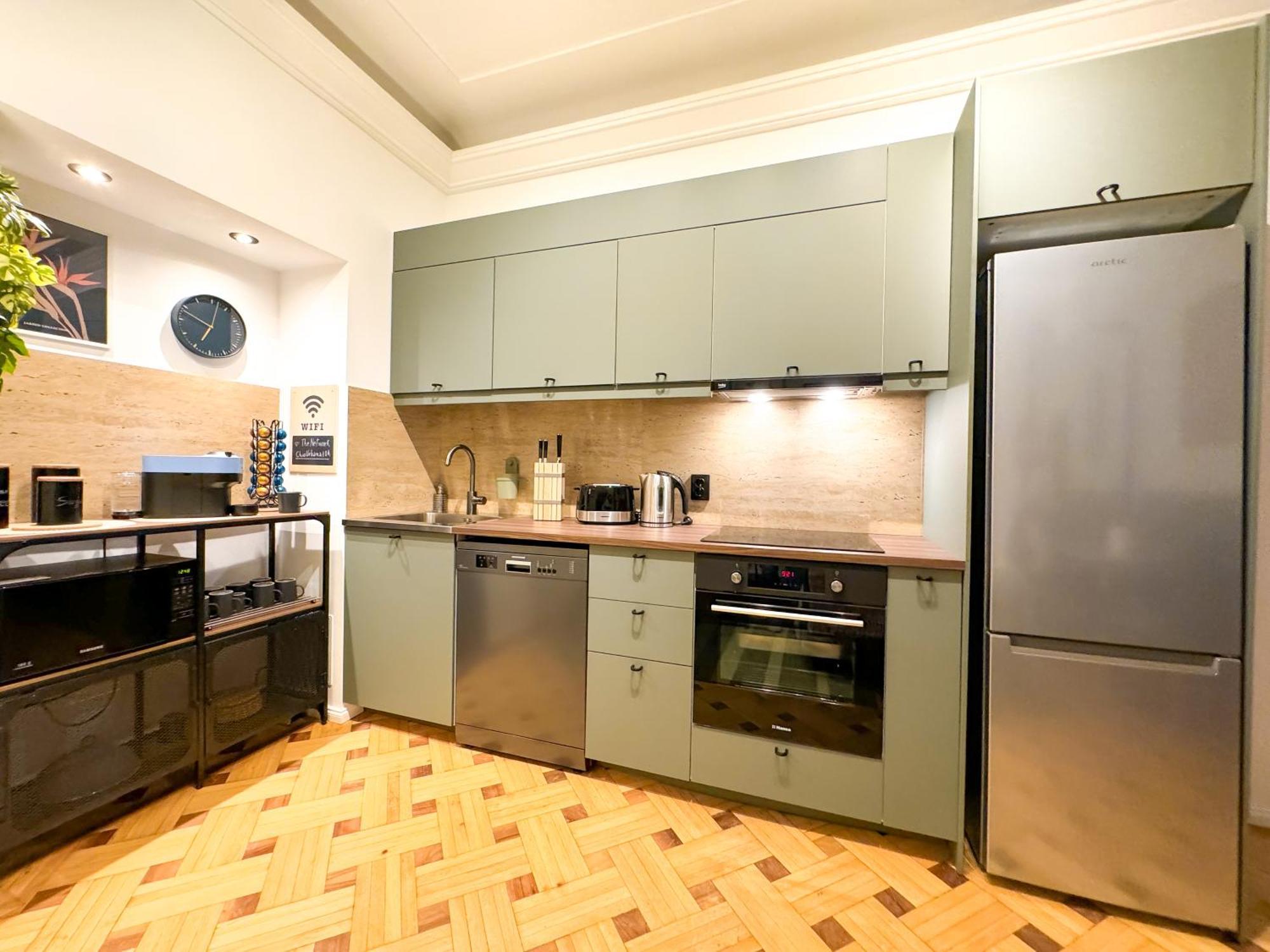 Apartament Chic Urbana: 140sqm 5-bedroom Downtown Gem