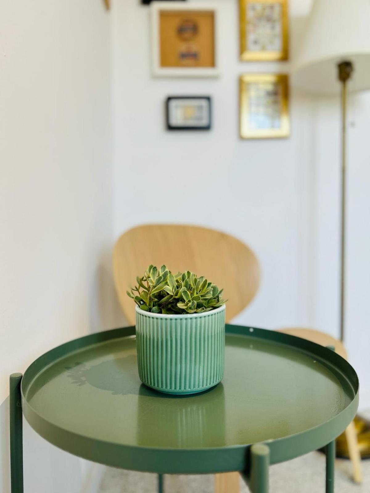 Urban Parkside Retreat Cozy 2-bed Ap By Metro Apartament