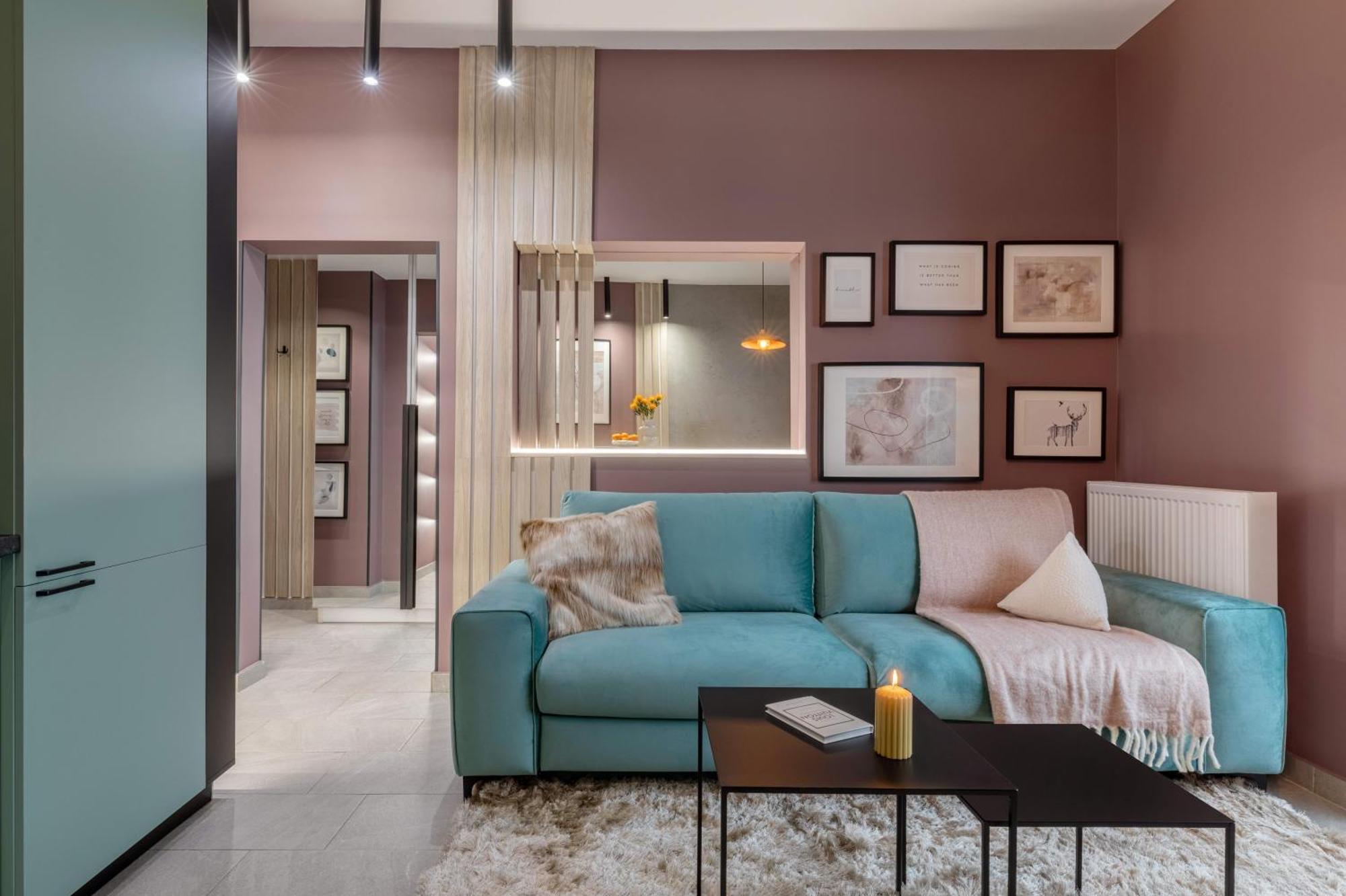 Holt - Breaking Dawn Apartment *