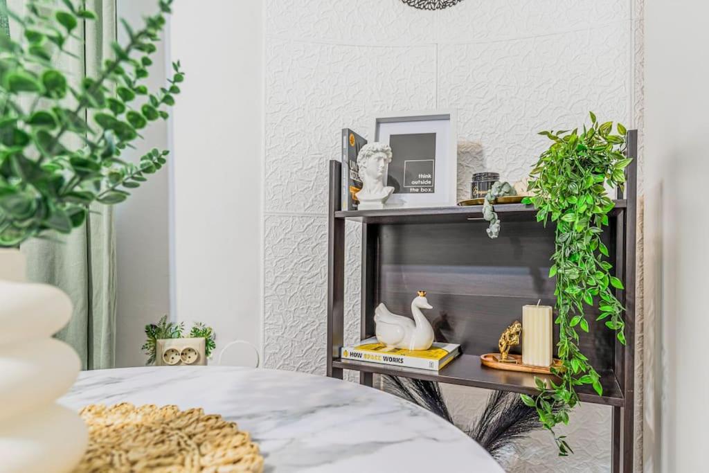 Nightfall Escape - M&n Apartment Bucharest