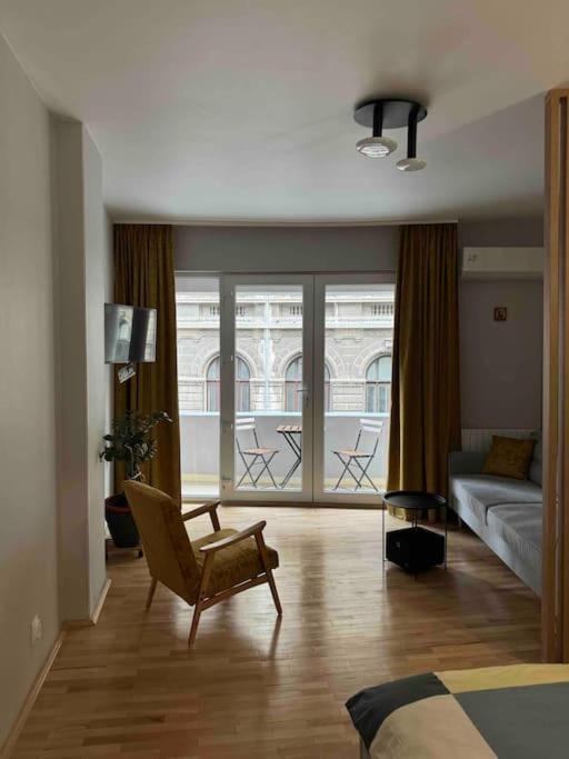 Apartment Double Near Square - 2 Balconies *