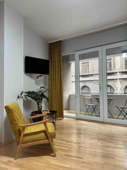Double Near Square - 2 Balconies Apartament *