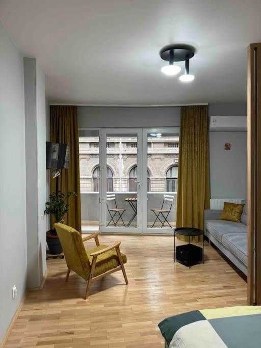 Double Near Square - 2 Balconies *