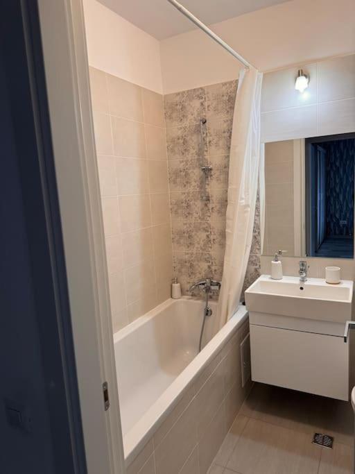 Flat In A Quiet Area - Carol Park Apartment *