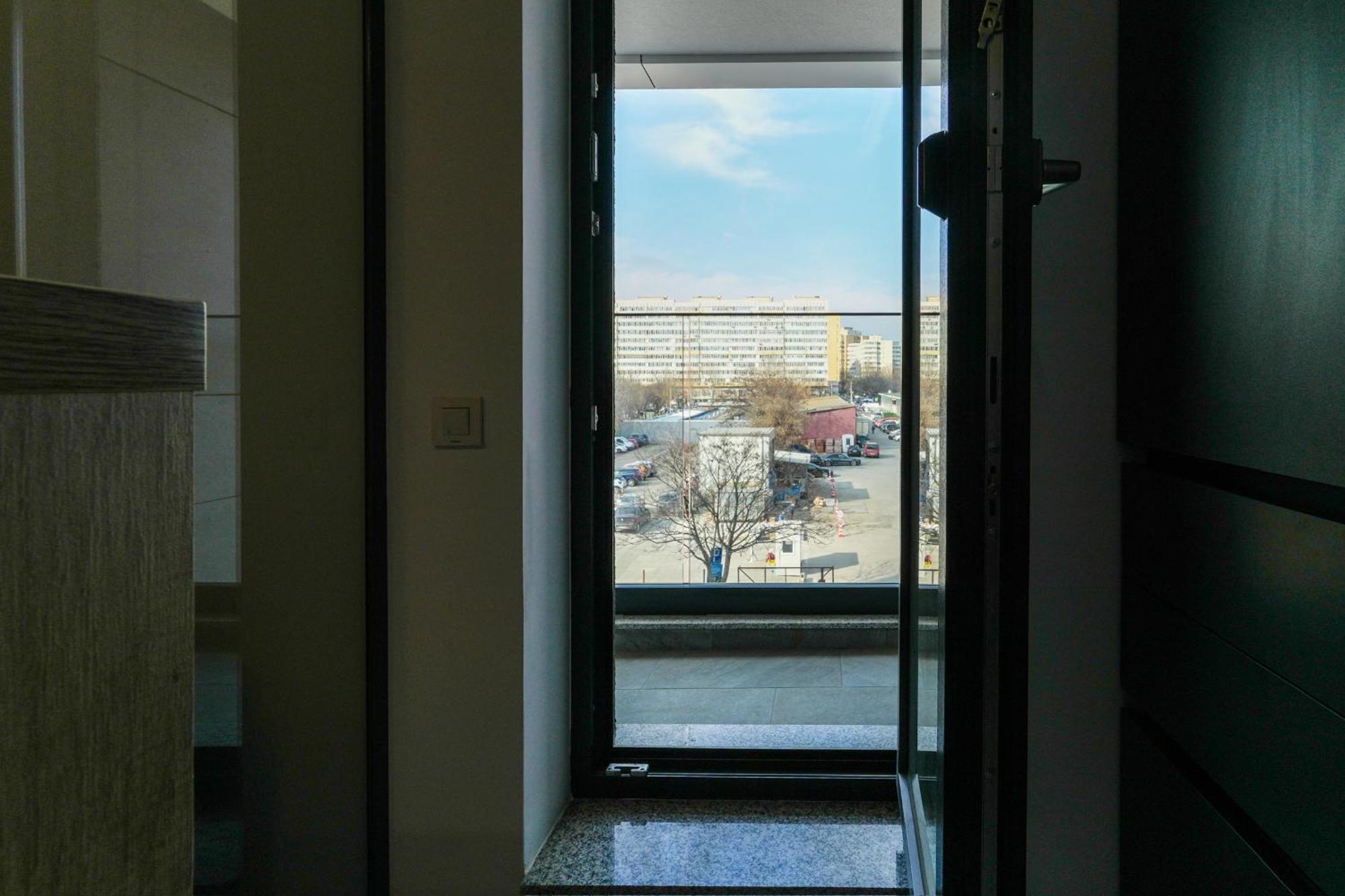 Sandra - Park-view With Balcony & Parking * Bucareste